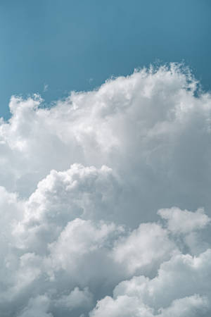蓬鬆的白雲漂浮在清澈的藍天上 — 唯美雲朵動態 壁紙