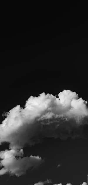 黑色夜空中的戲劇性白雲