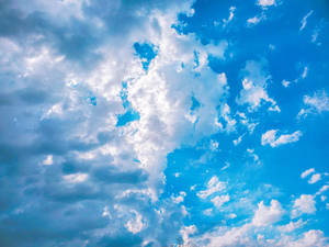白天充滿蓬鬆白雲的鮮豔藍天