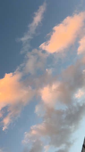 日落時藍天映襯下的粉紅色和橙色雲朵。 — 唯美雲朵動態 壁紙