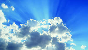 陽光穿過白雲，照耀在清澈的藍天上。 — 型格藍色動態 壁紙