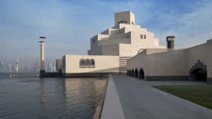 海濱白色幾何博物館，背景為城市天際線 — 建築 壁紙