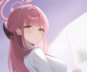 粉紅色頭髮、小角、金色眼睛的動漫女孩，在柔和的紫色環境中。