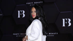 Rihanna 在 Fenty Beauty 活動中穿著白色西裝外套。
