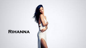 Rihanna 身穿白色連衣裙，為工作室肖像擺姿勢，名字以粗體文字顯示。