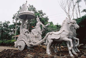 公園中由兩匹馬拉著的神話戰車的石雕。