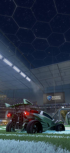 綠色火箭車配紅燈，停在Rocket League競技場星形穹頂下的雪地上。 — iPhone 18 壁紙