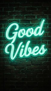 深色磚牆上寫著Good Vibes的綠色霓虹燈牌。 — 薄荷綠 壁紙