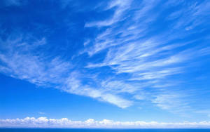 海平面上方藍天白雲的廣闊視野