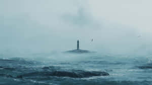 霧氣籠罩的岩石島上的燈塔，波濤洶湧的海洋，海鷗飛翔 — 天氣 壁紙