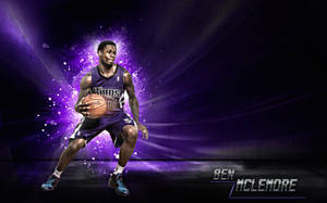 職業籃球運動員 Ben Mclemore 持球擺出動作姿勢。 — OLED 壁紙