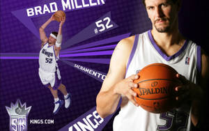 Brad Miller 身穿薩克拉門托帝王隊球衣，手持籃球，展示球隊標誌和52號球衣。 — 旁遮普國王 壁紙
