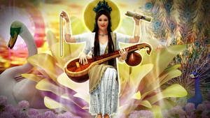 神聖女神在金色光環中與孔雀和天鵝一起彈奏西塔琴。