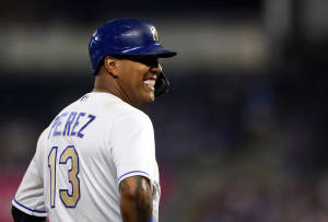 棒球手Perez 13號戴著藍色頭盔在夜間比賽中微笑。 — 運動 壁紙