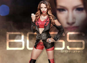 摔角手莎夏·班克斯身穿紅黑服裝，身後有『BOSS』字樣。