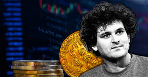 男人站在比特幣硬幣和金幣旁邊，背景有金融數據