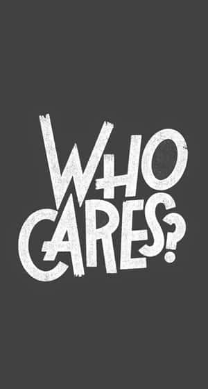 深灰色背景上粗體白色塗鴉風格文字「WHO CARES?」。