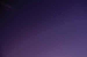 星空紫色夜空，帶有微弱的流星痕跡。