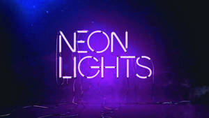 發光的霓虹燈牌，在深紫色環境中顯示「NEON LIGHTS」，帶有可見的電線。