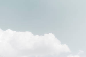 淡藍色天空中飄浮的柔軟白雲