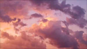 充滿活力的日落雲朵散發著橙色和紫色的光芒。 — 唯美雲朵動態 壁紙