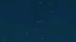 深藍色夜空中閃爍的星星和飄移的雲朵。 — 藍天 壁紙