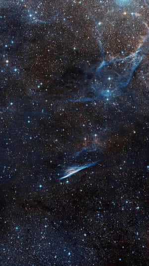 廣闊的星空，發光的藍色星雲和明亮星星在深空中。