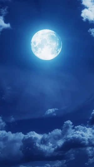 滿月穿過深藍色夜空中的雲層閃耀 — 月色夜空 壁紙
