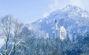冬日森林中的雪城堡，背景是白雪覆蓋的山峰。