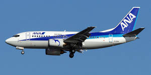 ANA Wings波音737飛機起落架放下在藍天中降落