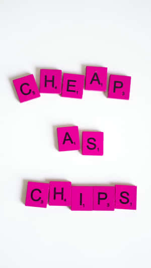 粉紅色Scrabble瓷磚在白色背景上拼出cheap as chips