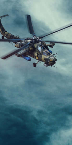 軍用直升機飛過風暴雲層，可見武器裝備。 — Pixel 3 壁紙