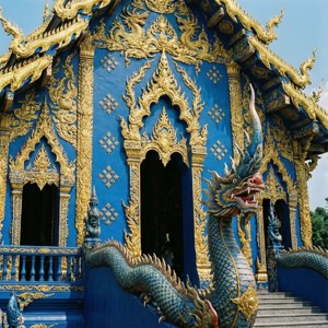 藍色寺廟，金龍，精細雕刻，晴朗天空