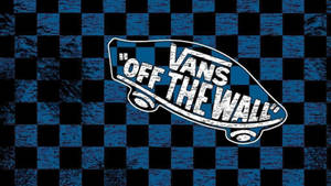 Vans Off The Wall標誌在藍黑格仔背景上。
