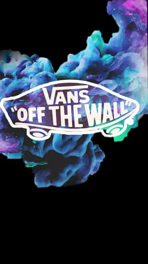 Vans Off The Wall 標誌被黑色背景上色彩繽紛的宇宙雲包圍。