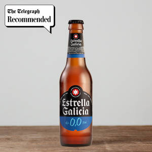 Estrella Galicia 0.0無酒精啤酒瓶在木頭上，帶有Telegraph Recommended徽章。
