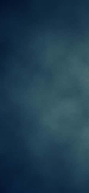柔和的藍色與藍綠色霧雲在平靜天空中飄移。