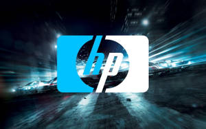 HP 標誌與賽車在夜晚霓虹燈閃爍的城市中疾馳。