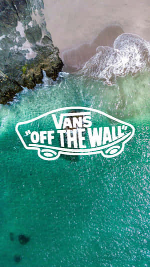 Vans Off The Wall標誌漂浮在岩石海岸附近的碧綠海浪上。