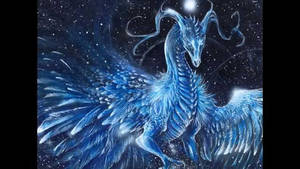 一隻藍色羽毛龍在星光閃爍的夜空中飛翔，上方有一輪發光的月亮。