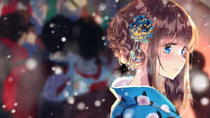 穿著藍色花卉和服的動漫女孩，在人群中雪花飄落時溫柔地凝視。 — 可愛動漫女仔 壁紙