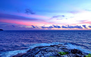 海洋上戲劇性的日落，海浪拍打岩石海岸 — 海灘日落 壁紙