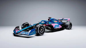 灰色工作室地板上的藍粉配色Alpine F1賽車。 — 汽車 壁紙