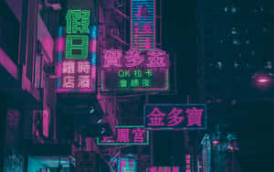 霓虹燈以粉紅色和綠色色調照亮夜晚繁忙的城市街道。
