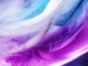 色彩繽紛的羽毛紋理在動態模糊中的抽象特寫。