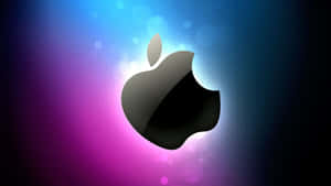 Apple標誌在藍色和紫色的散景燈光中發光