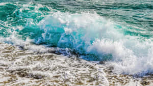 藍綠色海浪拍打岩石海岸，白色泡沫飛濺 — 海浪 壁紙