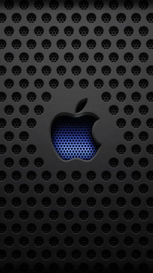 黑色穿孔金屬背景上的發光藍色Apple標誌。 — iPhone 7 Plus 壁紙