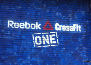 塗在藍色金屬百葉窗上的Reebok CrossFit ONE標誌。
