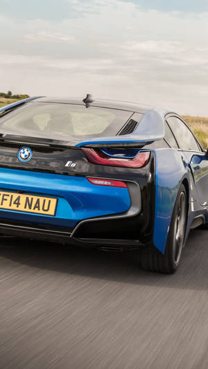 藍色BMW i8電動跑車在鄉村道路上疾馳。